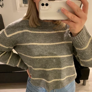 Grå randig stickad - En grå randig stickad tröja från HM. Tröjan är ganska tunn men ändå varm. Tyvärr har jag klippt bort lapparna i tröjan men skulle gissa på att den är i storlek M eller S. Köparen står för eventuell frakt ☺️