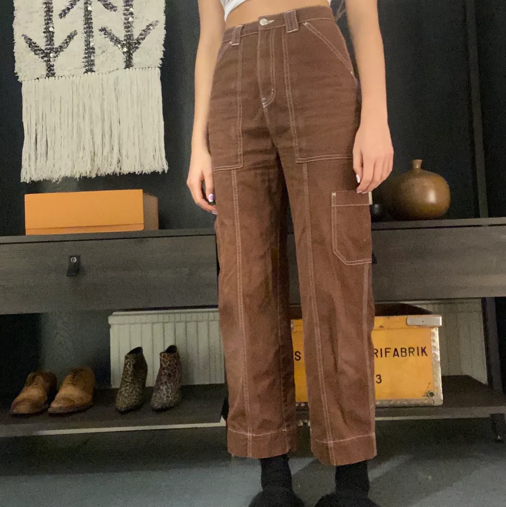 Bruna highwaisted arbetsbyxor från weekday.. Jeans & Byxor.