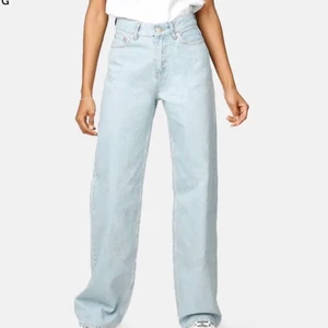 Jeans - Supper snygga ljusa jeans.                                                 Säljer på grund av att det är för små.                             Köparen står för frakten.💕