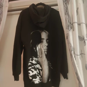 Billie Eilish Hoodie - Oversized hoodie från H&M, hör av dig vid frågor! Mvh Ellen!🥰
