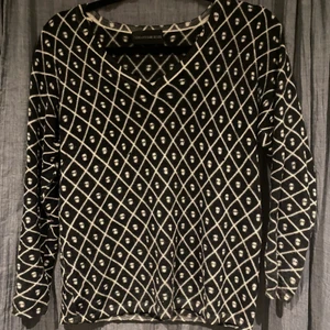 Zadig voltaire  - En as cool Zadig tröja stickad i Kashmir!!⚡️🖤 tröjan är verkligen suuuuper skön och varm och så är den mönstrad med döskallar. nypriset låg någonstans runt 3 000kr, för fler bilder skriv privat. (Säljer då den inte längre kommer till någon användning)