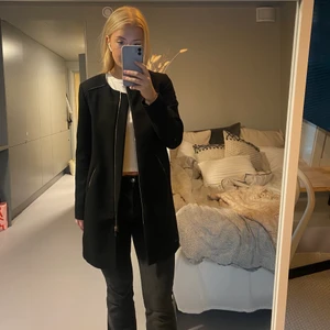 Svart kappa, zara - En svart enkel kappa från zara med guldig dragkedja. Storlek M, men ganska liten så skulle säga att den passar storlek s bättre. Stilren och klassisk!! (En liten fläck på högra ärmen, syns på en av bilderna)