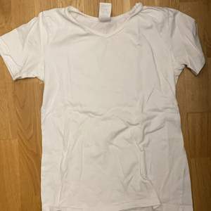 en vanlig vit t-shirt, använd 1 gång för jätte länge sen. Storlek XS.