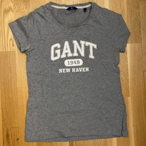 En grå gant T-shirt, XS - En grå gant t-shirt i storlek XS. Använd 1/2 gånger för ca 1/2 år sen. 