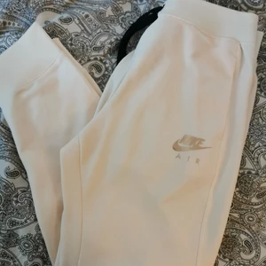 Nike byxor - Mjukisbyxor från Nike air. Dom är lite mer rosa än på bilden. 