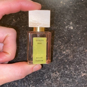 Parfym från Rituals - Säljer denna parfym då den inte kommer till användning. Luktar supergott! Flaskan är 10ml. 