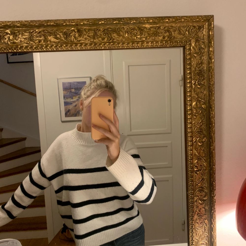 Säljer denna fina och trendiga tröjan från H&M. Inköpt i våras och sparsamt använd. Inga defekter och sitter väldigt skönt. I strl XS men oversize modell så sitter som en S/M. Vid flera intresserade blir det budgivning.. Stickat.