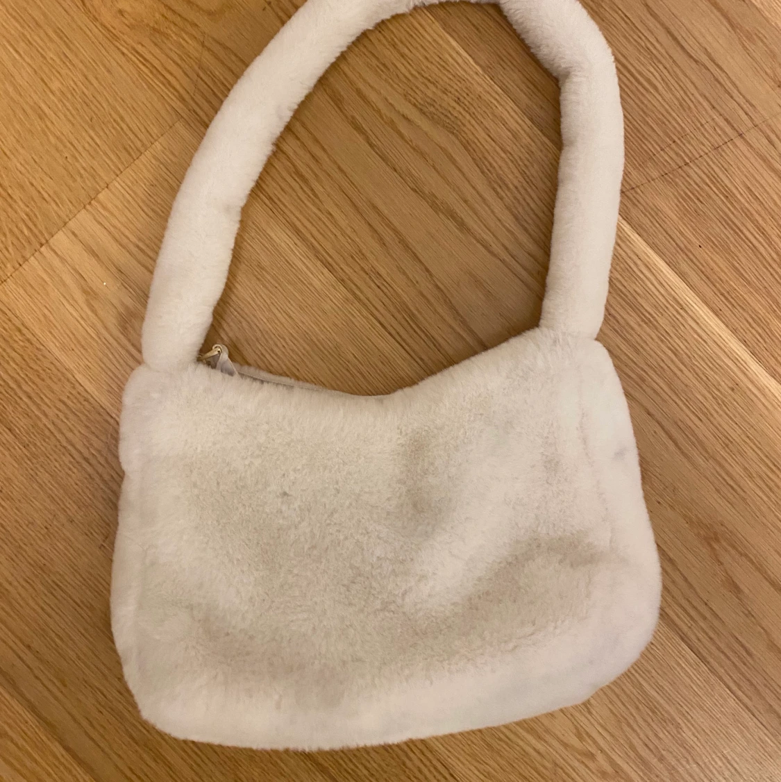 Vit fluffig axelväska 