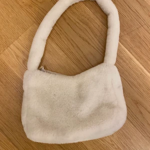 Vit fluffig axelväska  - Vit fluffig axelväska med ett stort fack dragkedja