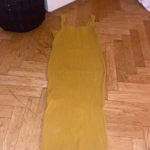 Klänning - Använd några gånger, går till under knät 