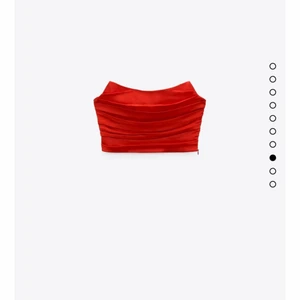 Röd korsett siden - Jättefin röd korsett inspirerad topp från zara i storlek S. Slutsåld på hemsidan. Inte använd. Budgivning i kommentarerna om det är flera som är intresserade ❤️