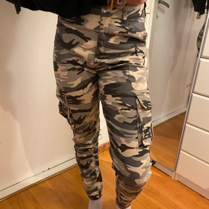 Cargobyxor från MadLady - Säljer mina cargobyxor från MadLady i storlek XS/S💓 De är supersköna och i bra skick!!