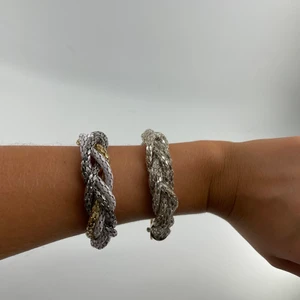 2 GLITTER BRACELETS  - New! Good condition🤍🤍 frakt ingår i pris, kommer i set