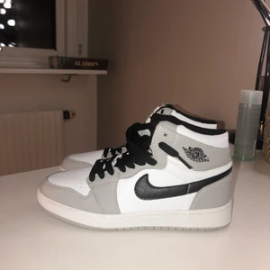 A kopior jordans storlek 39 - Helt nya A kopior. Endast testade. Köpta här på plick men säljer då de var för små för mig. De är storlek 39 (24.5cm). Kan fraktas för 66kr☺️ skriv vid intresse eller fler frågor
