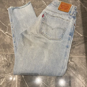Levis Jeans - Säljer nu mina älskade Levis Jeans då de ej kommer till användning tillräckligt ofta!☁️⚡️De har så bra passform, de är stretchiga och mjuka✨ Har du frågor eller funderingar så är det para att kontakta mig☺️Pris går alltid att diskutera🤎