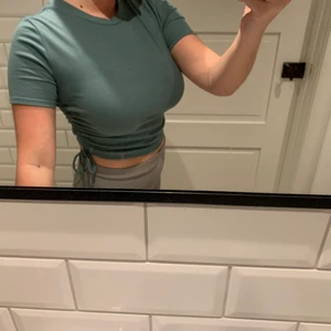 Mörkgrön topp från Zara - Super snygg topp som funkar till alla olika tillfällen. Väldigt bekväm och andvändbar men andvänder inte den tillräckligt mycket för att den ska behållas. Inga defekter ☺️☺️ köparen står för frakten.