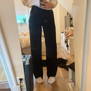 Kostymbyxor  - Säljer mina favorit kostymbyxor från bikbok då jag hittat ett par andra! Lite sönder vid sidan (vid dragkedjan) men det märks inte och annars i väldigt bra skick. Använda några gånger! Storlek 36, är perfekta på mig som är 163. Skriv privat vid intresse!🤍