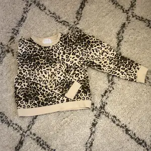 Detta är en fin sweatshirt med leopard mönster från ZARA. Jag slutade använda den p.g.a att den blev för liten på mig. I storleken 152, 11-12 år. Jag har inte bestämt frakpris än. Köparen står för frakt.