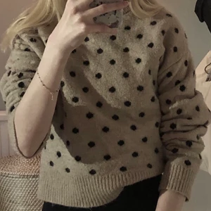 Prickig mysig hösttröja från H&M - Supermysig tjocktröja i luddigt material från H&M. Ljusbrun med svarta prickar. Passar jättebra framförallt som ett höstplagg. Storlek XS 3 för 2!🍁