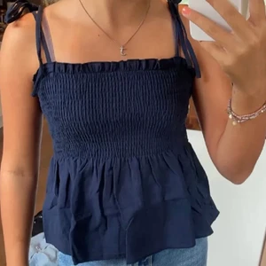 Mörkblå topp - Världens finaste och sötaste topp i mörkblå färg som jag nu säljer då den inte används❤️skriv vid intresse eller för fler bilder (LÅNAD BILD) köparen står för frakten❤️