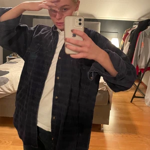 Manchester jacka - Köpt på beyond retro, knappt använd… i gott skick thoooo😍😍