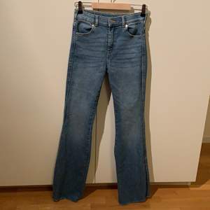 Ett par SKIT SNYGGA utsvänga/raka jeans från drdemin, nästan helt oanvända.💞💞