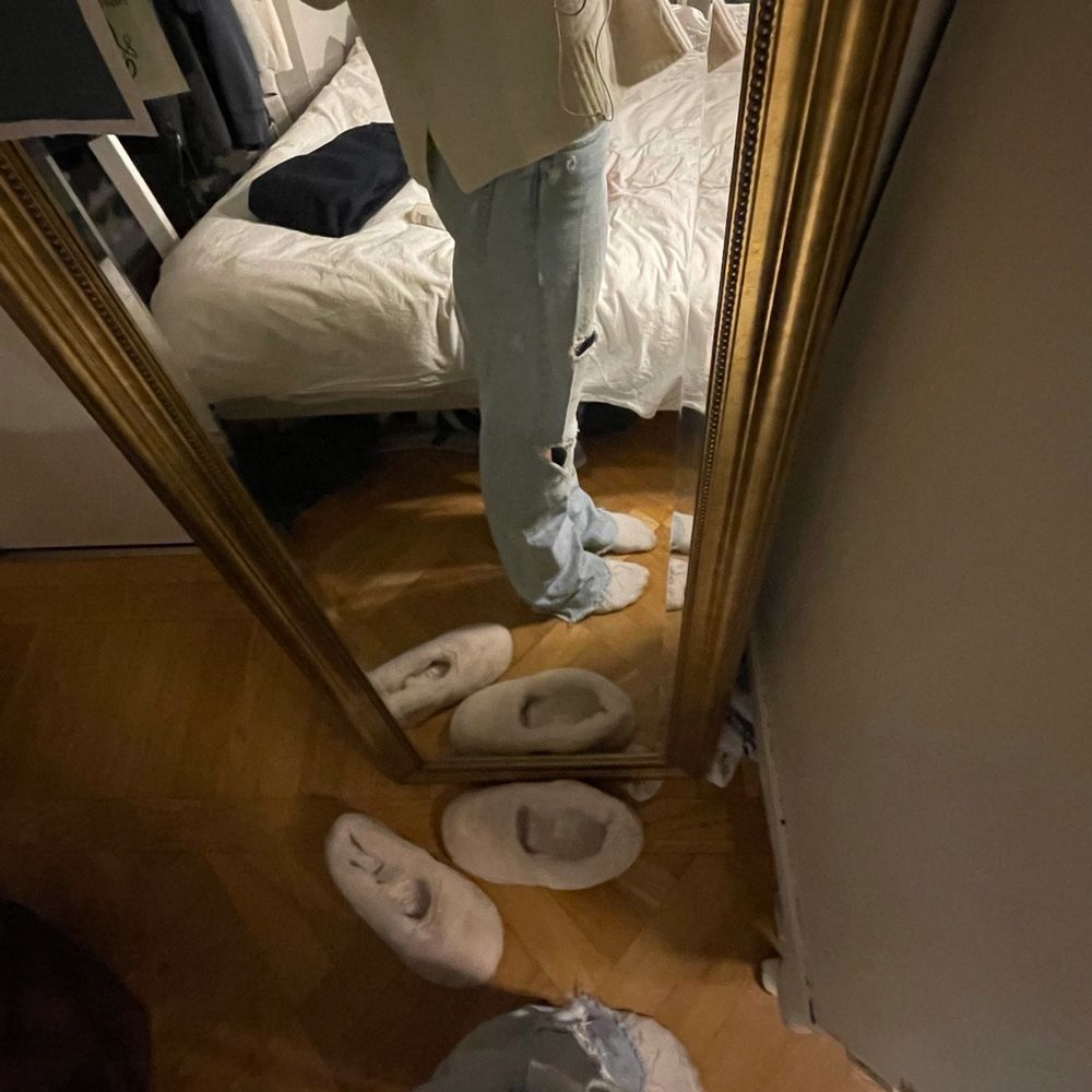 Trendiga zarajeans med hål . Jeans & Byxor.