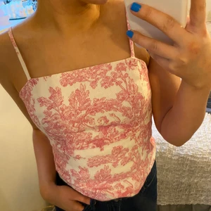 Super snygg topp - Superfin topp i bra kvalité, sägs då den aldrig kommer till användning och bara hänger i garderoben. Startbud 99kr+frakt💕