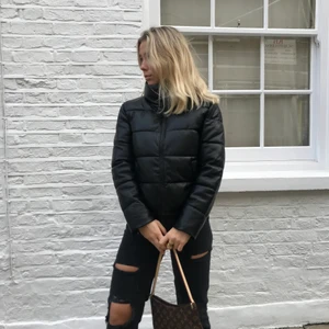 Skinn pufferjacket  - Väldigt snygg pufferjacka i skinnmaterial. Jag är 166 och bär storleken S. Knappt använd så vill säga att den är som ny!