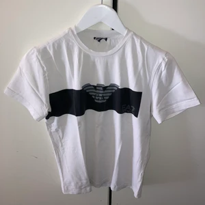 Emporio Armani vit t-shirt herr - Utmärkt skick 9/10. Normal, lite tight passform i stretch tyg.