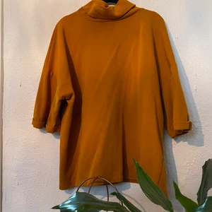 Skön tröja - Super skönt orange tröja med hög krage. 