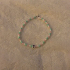 Hemma gjort halsband🌸 - Designa ditt eget bokstavs haldsband, de tre färger är de som finns men du får välja vilken ordning och vilka färger, välj också en bokstav om du vill ha en. 