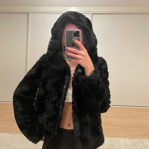 Päls jacka  - Super mysig pälsjacka från Vero Moda i bra skick! Passar så bra till hösten och våren och luvan är så söt🤎 Storlek M, så sitter lite overzied men passar mig som är XS/S bra! Köparen står alltid för frakt, jag kan även mötas upp i Göteborg.