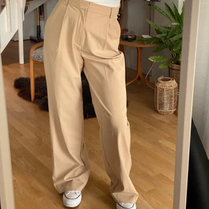 Snygga beiga kostymbyxor - Beiga kostymbyxor med en superfin passform. Aldrig använda pga har flera. Storlek s