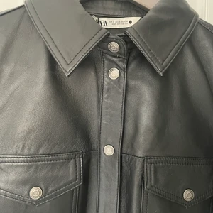 Skjorta läderimitation  - Nyskick