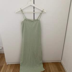 Gröna klänning från Nelly, storlek M, använd två gånger. Säljer till första som skriver. (100kr+frakt). ( skriv vid fler bilder) 