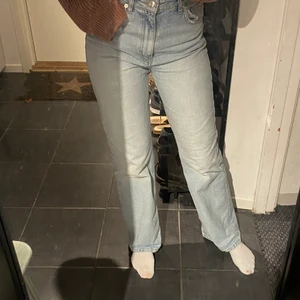 JEANS - Fina jeans från NAKD❤️ medelhög midja och går ända ner på mig som är 169. Säljer då de inte kommer till anvädning 