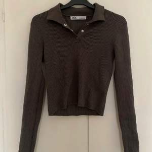 Ribbad långärmad tröja från Zara! Köpt på plick och anv ett fåtal ggr, fint skick! Köparen står för frakt!🌸(Bilder lånade, skriv för fler)