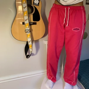 Mjukisbyxor - Så coola mjukisbyxor som man oxå kan träna i om de ej blir för varmt. Dom är köpta secondhand men ej använda och i nyskick. Modellen är 163 och dom sitter bra lite för långa. Möts upp i Stockholm på Odenplan. Och köparen står för frakten.