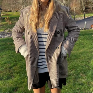 Kappa/ kvaj - Säljer min kappa/kavaj som jag köpte på H&M för ca 2 år sen. Har inte använt den så mycket därför tänkte jag sälja den. Jag är storlek s/m och den passar mig bra💗