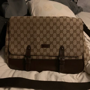 Gucci väska - Tja säljer nu väskan då jag behöver pengar till annat väska e köpt på en loppis för cirk 4 år sedan å då hade dom haft den i ungefär 7år så den e väldigt gammal men u sjukt bra sick den e äkta å har serie nummer men vet ej vad modellen heter har ej kvitto men om du vet hur en äkta ser utt så vet du att den e äkta kan posta pris går väl å diskutera litte granna