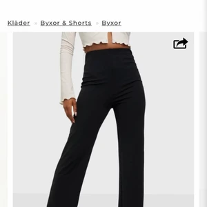 Kostymbyxor  - Svarta kostymbyxor ifrån Nelly. Använda 1 gång men jätte fint skick. 