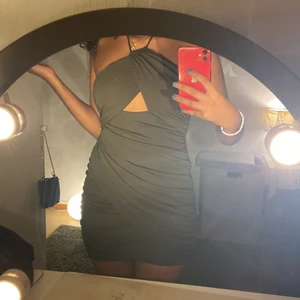 Zara klänning -  Mörk grön klänning från Zara som aldrig använd helt nytt skick 