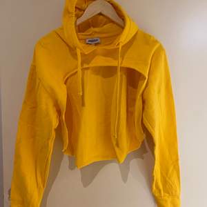 Säljer min madlady cut hoodie i gul i storlek S för 40kr, kan mötas upp i Stockholm eller frakt tillkommer 📦