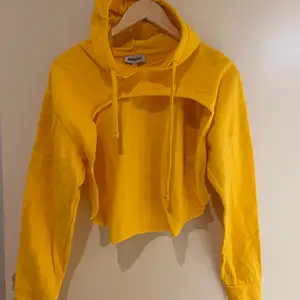 Säljer min madlady cut hoodie i gul i storlek S för 40kr, kan mötas upp i Stockholm eller frakt tillkommer 📦