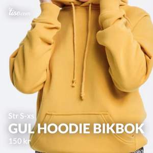 Förlåt för skrynklig bild! Senapsgul oversize hoodie från BikBok i str Xs men passar även S. Köpt förra året men nästan aldrig använd. Nypris 400kr men säljer för 150kr + frakt💕💞