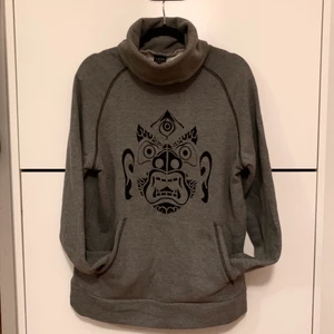 SMOK - En tjocktröja med ett mongoliskt tryck på. Köpt i Signapore Mongoliet. HALVA PRISET PÅ FRAKTEN 