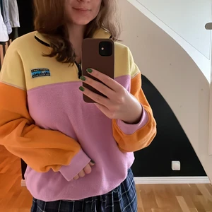 Junkyard fleece  - Mycket sällan använd junkyard fleece i superfina färger. Färgglad fleece som är i fint skick och väldigt sällan använd. Köpt för 500kr och säljs för 300kr. Skriv om du är intresserad, pris kan diskuteras. Storlek S☺️☺️ Lånad bild men kan skicka på fleecen vid intresse❤️❤️