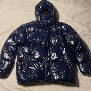 Tommy Hilfiger jacka glansig - Säljer ny morsans gamla Tommy jacka. Inga flaws någonstans och använd ungefär halva förra vintern. Storlek XL och väldigt fin jacka överlag. Nypris 2599kr nu 1000kr. NI STÅR FÖR FRAKT.
