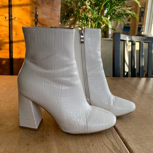 70s Boots  - Vita 70-tals inspirerade boots men lite fyrkantig tå i veganskt ormskinnsläder. Någorlunda använda, vissa små slitningar på klacken.